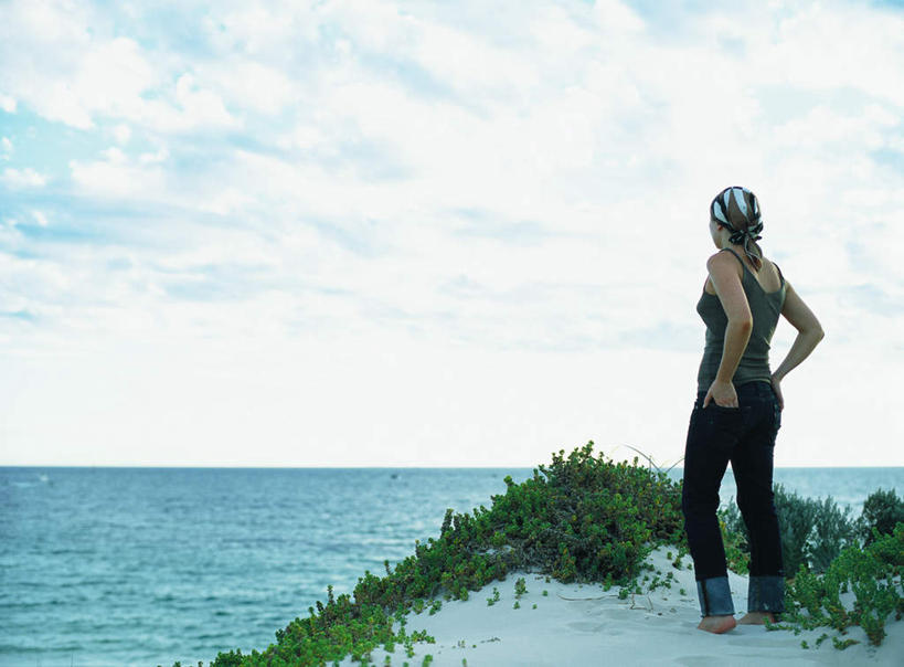 西方人,一个人,站,横图,室外,白天,旅游,度假,草地,草坪,海浪,海洋,美景,沙滩,植物,帽子,欧洲,欧洲人,仅一个年轻女性,仅一个女性,仅一个人,阴影,光线,沙子,影子,海岸,景观,浪花,云,云朵,沙地,云彩,注视,休闲装,娱乐,手叉腰,草,一个,背面,蓝色,绿色,灰色,白云,蓝天,天空,阳光,自然,海水,天,叉腰,观察,看,站着,享受,休闲,休闲服,景色,放松,单个,观看,察看,双手叉腰,关注,自然风光,海景,年轻女性,女人,女性,白种人,大海,风浪,海,海水的波动,海滩,近岸浪,涌浪,站立,彩图,全身