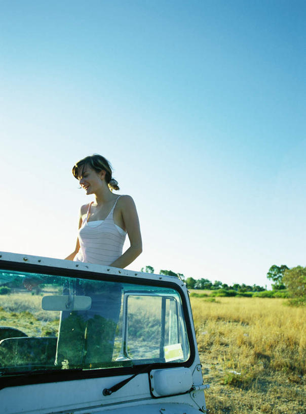 西方人,一个人,站,笑,摸,微笑,露齿笑,竖图,室外,白天,正面,旅游,度假,草地,草坪,树林,植物,窗户,汽车,欧洲,欧洲人,仅一个年轻女性,仅一个女性,仅一个人,一辆,撑,抚摸,阴影,连衣裙,光线,影子,云,云朵,云彩,注视,娱乐,玻璃窗,车,草,树,树木,蓝色,绿色,白色,白云,蓝天,天空,阳光,自然,交通工具,轿车,天,低头,观察,看,站着,享受,休闲,放松,生长,成长,观看,察看,撑着,关注,年轻女性,女人,女性,白种人,触摸,接触,站立,半身,彩图