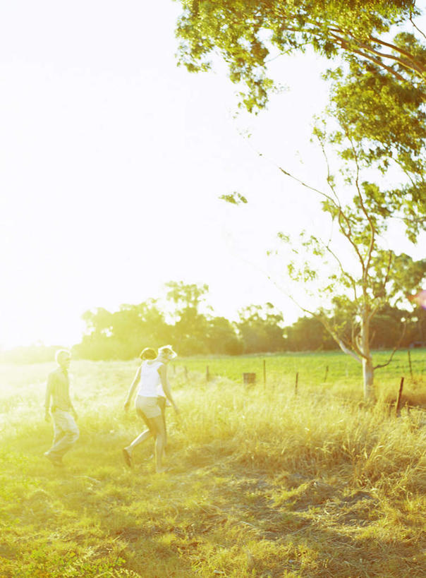 西方人,两个人,家庭,夫妻,站,走,笑,微笑,露齿笑,竖图,室外,白天,侧面,爱情,旅游,度假,草地,草坪,植物,道路,路,欧洲,欧洲人,阴影,光线,包,书包,影子,云,云朵,小路,交通,浪漫,云彩,注视,休闲装,娱乐,草,树,树木,两个,蓝色,绿色,白云,蓝天,天空,阳光,自然,背包,天,观察,看,站着,享受,休闲,温暖,温馨,一家人,休闲服,恩爱,放松,恋人,生长,成长,观看,和睦,察看,关注,男人,男性,年轻男性,年轻女性,女人,女性,白种人,情侣,步行,散步,站立,走路,彩图,全身,伴侣,融洽,双肩包