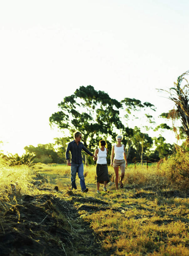 西方人,三个人,夫妻,伙伴,朋友,站,走,握手,摸,竖图,室外,白天,正面,爱情,旅游,度假,友谊,成功,合作,团队,集体,信心,草地,草坪,树林,植物,欧洲,欧洲人,一排,抚摸,阴影,整齐,光线,包,书包,影子,云,云朵,浪漫,云彩,注视,休闲装,娱乐,队伍,草,树,树木,排列,蓝色,绿色,白色,白云,蓝天,天空,阳光,自然,背包,天,观察,看,站着,享受,休闲,休闲服,恩爱,放松,恋人,生长,成长,观看,察看,成就,队列,关注,合伙,友情,男人,男性,年轻男性,年轻女性,女人,女性,白种人,情侣,步行,触摸,接触,拉手,散步,手拉手,手握手,站立,走路,彩图,全身,伴侣,双肩包