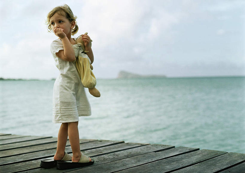 西方人,儿童,头发,一个人,站,摸,横图,室外,白天,正面,裙子,旅游,度假,纯洁,海浪,海洋,地板,欧洲,欧洲人,仅一个女性,仅一个人,一排,一条,抚摸,握,咬,阴影,连衣裙,整齐,光线,影子,浪花,云,云朵,地面,拿,云彩,拿着,注视,娱乐,木地板,排列,一个,小孩,黄色,蓝色,白色,白云,蓝天,天空,阳光,海水,玩具熊,天,观察,看,站着,转头,仅一个小孩,享受,休闲,放松,可爱,童年,童趣,握着,单个,观看,咬着,察看,队列,关注,海景,童真,烂漫,无邪,天真,女孩,女人,女性,白种人,孩子,大海,风浪,海,海水的波动,近岸浪,涌浪,触摸,接触,站立,彩图,全身,女生