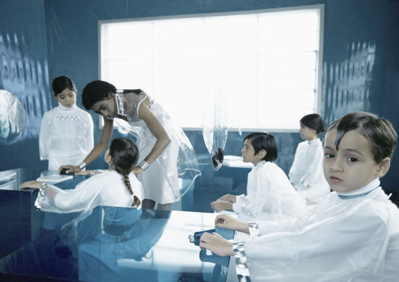 西方人,儿童,头发,伙伴,朋友,教师,学校,站,坐,笑,摸,微笑,露齿笑,横图,室内,白天,侧面,制服,友谊,成功,合作,团队,集体,信心,显示器,桌子,椅子,欧洲,欧洲人,一块,一排,许多,撑,抚摸,握,阴影,服装,整齐,反射,屏幕,影子,木椅,墙,许多人,拿,拿着,注视,显示屏,书桌,队伍,校园,相视,墙壁,墙面,排列,小孩,白色,黑色,课桌,观察,看,站着,转头,一群人,上课,教室,面对面,校服,握着,观看,对视,察看,撑着,成就,队列,关注,相对,合伙,输出设备,学生服,相看,友情,男孩,男人,男性,年轻女性,女孩,女人,女性,白种人,老师,触摸,接触,抬头,仰头,站立,坐着,半身,彩图,男生,女生