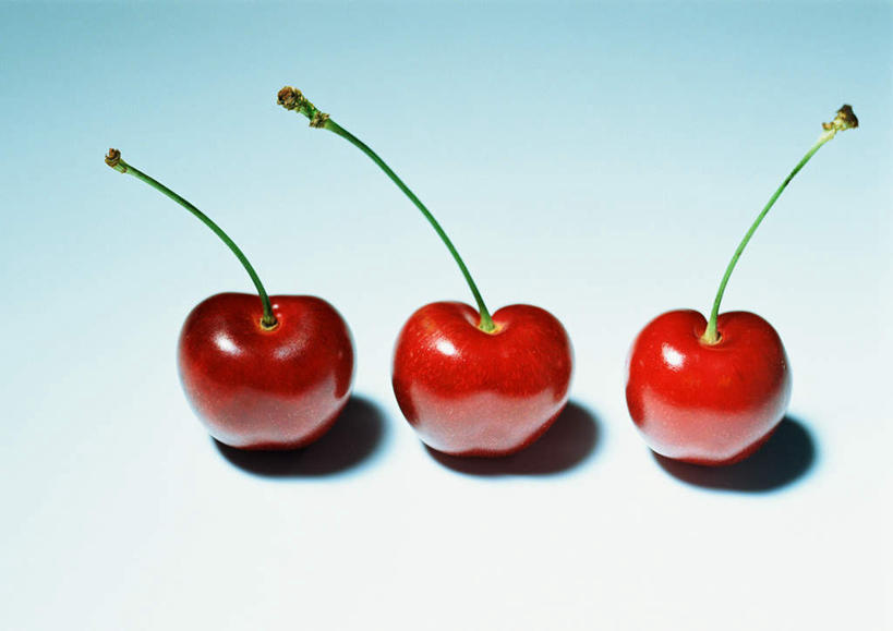 无人,横图,俯视,室内,特写,白天,白色背景,桌面,樱桃,水果,一排,阴影,新鲜,整齐,反射,影子,生食,食品,果实,食物,排列,三个,红色,球体,摄影,有机食品,绿色食品,影棚,队列,樱珠,莺桃,英桃,楔桃,牛桃,荆桃,彩图,高角度拍摄,影棚拍摄,拍摄