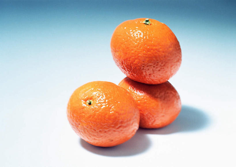 无人,横图,俯视,室内,特写,白天,白色背景,桌面,柑橘,水果,阴影,堆叠,新鲜,反射,影子,生食,食品,果实,食物,三个,球体,橙色,摄影,有机食品,绿色食品,影棚,堆,橘子,桔子,橙子,橙,彩图,高角度拍摄,影棚拍摄,拍摄