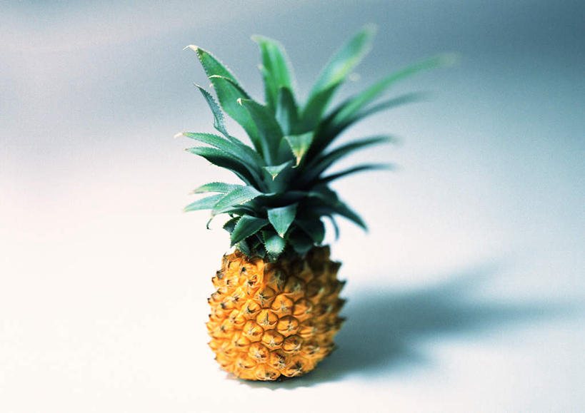 无人,横图,俯视,室内,特写,白天,白色背景,桌面,菠萝,水果,叶子,阴影,花纹,新鲜,粗糙,反射,纹路,纹理,影子,生食,食品,果实,绿叶,食物,一个,黄色,绿色,嫩叶,摄影,有机食品,绿色食品,影棚,单个,叶,叶片,凤梨,彩图,高角度拍摄,影棚拍摄,拍摄