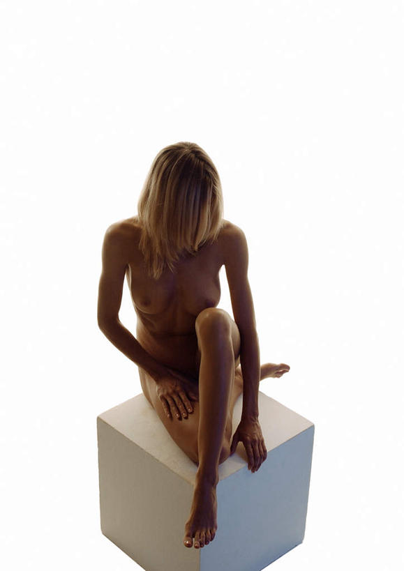 西方人,头发,一个人,坐,摸,竖图,俯视,室内,白天,白色背景,欧洲,欧洲人,仅一个年轻女性,仅一个女性,仅一个人,撑,抚摸,阴影,反射,方块,影子,背光,抬腿,裸露,一个,黄色,白色,低头,转头,摄影,影棚,单个,赤裸,皮肤,撑着,裸,逆光,年轻女性,女人,女性,白种人,长发,触摸,接触,坐着,彩图,高角度拍摄,全身,影棚拍摄,拍摄