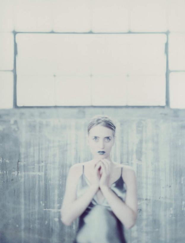 西方人,头发,一个人,站,举,摸,竖图,室内,白天,正面,裙子,化妆,美容,窗户,欧洲,欧洲人,仅一个年轻女性,仅一个女性,仅一个人,抚摸,阴影,花纹,连衣裙,装饰,光线,纹路,纹理,影子,墙,注视,玻璃窗,墙壁,墙面,黄色,蓝色,绿色,白色,阳光,彩妆,观察,看,托,站着,观看,点缀,察看,关注,年轻女性,女人,女性,白种人,触摸,接触,举起,举手,举着,向上举,向上伸,向上托,站立,半身,彩图