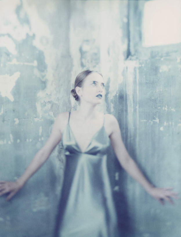 西方人,头发,一个人,站,伸展双臂,笑,摸,微笑,竖图,室内,白天,正面,裙子,化妆,美容,欧洲,欧洲人,仅一个年轻女性,仅一个女性,仅一个人,抚摸,阴影,花纹,连衣裙,装饰,光线,纹路,纹理,影子,墙,注视,墙壁,墙面,黄色,蓝色,绿色,白色,阳光,彩妆,观察,看,靠,靠着,倚靠,站着,观看,点缀,察看,倚着,关注,年轻女性,女人,女性,白种人,敞开双臂,触摸,接触,伸开双臂,抬头,仰头,展开双肩,站立,张开手臂,张开双臂,半身,彩图