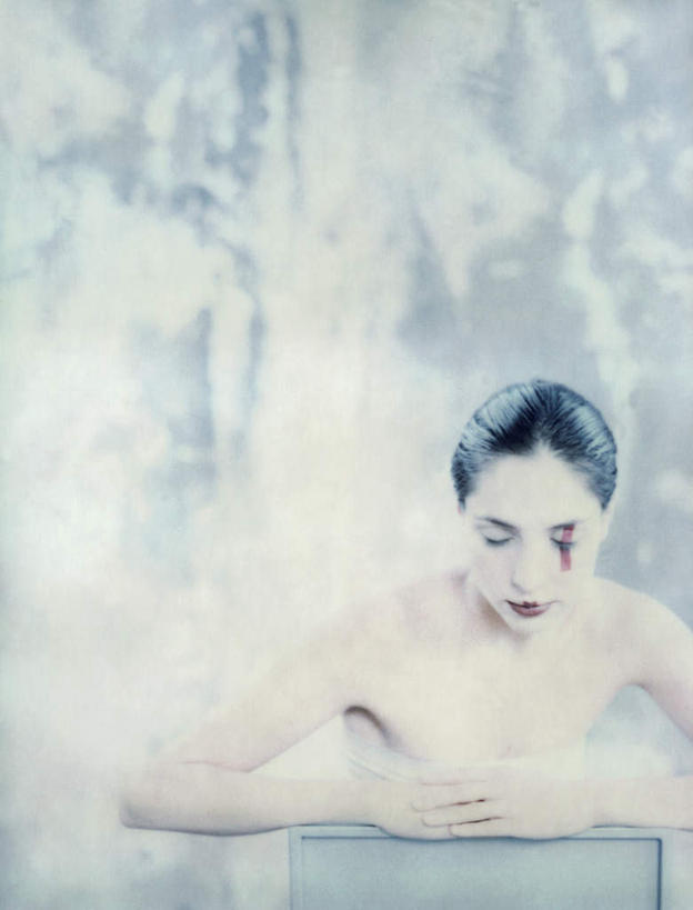 西方人,头发,一个人,坐,闭眼,摸,竖图,室内,白天,正面,化妆,美容,椅子,欧洲,欧洲人,仅一个年轻女性,仅一个女性,仅一个人,一把,撑,抚摸,花纹,内衣,装饰,纹路,纹理,木椅,墙,墙壁,墙面,衣服,红色,白色,黑色,彩妆,趴着,点缀,撑着,年轻女性,女人,女性,白种人,闭眼睛,闭着眼,闭着眼睛,触摸,接触,趴,坐着,半身,彩图