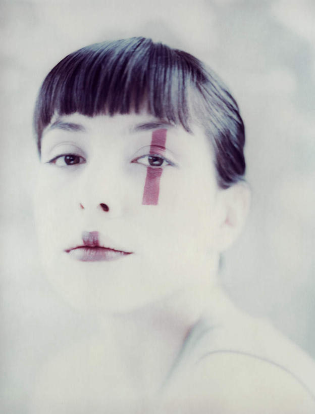 西方人,脸,头,脸颊,头发,一个人,坐,笑,微笑,竖图,室内,特写,白天,侧面,裙子,化妆,美容,欧洲,欧洲人,仅一个年轻女性,仅一个女性,仅一个人,花纹,连衣裙,装饰,纹路,纹理,墙,注视,墙壁,墙面,红色,白色,黑色,彩妆,观察,看,转头,观看,点缀,察看,关注,年轻女性,女人,女性,白种人,头部,脸部,脸蛋,面部,坐着,半身,彩图