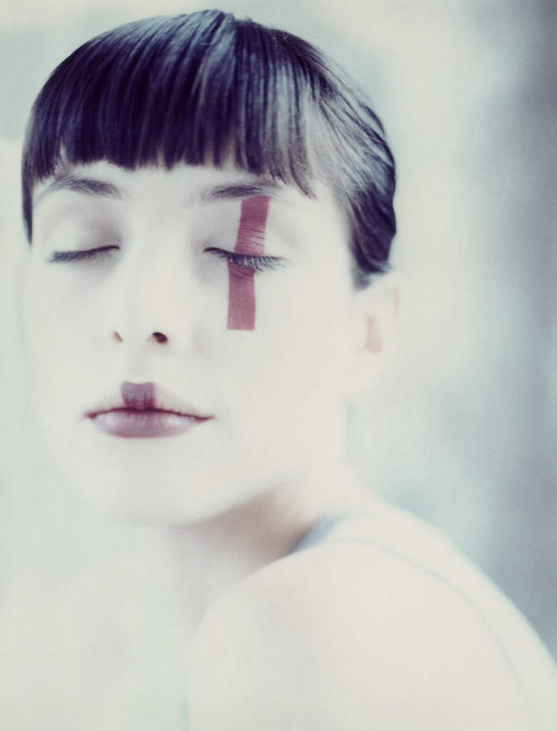 西方人,脸,头,脸颊,头发,一个人,坐,闭眼,笑,微笑,竖图,室内,特写,白天,侧面,裙子,化妆,美容,欧洲,欧洲人,仅一个年轻女性,仅一个女性,仅一个人,花纹,连衣裙,装饰,纹路,纹理,墙,墙壁,墙面,红色,白色,黑色,彩妆,转头,点缀,年轻女性,女人,女性,白种人,头部,脸部,脸蛋,面部,闭眼睛,闭着眼,闭着眼睛,坐着,半身,彩图