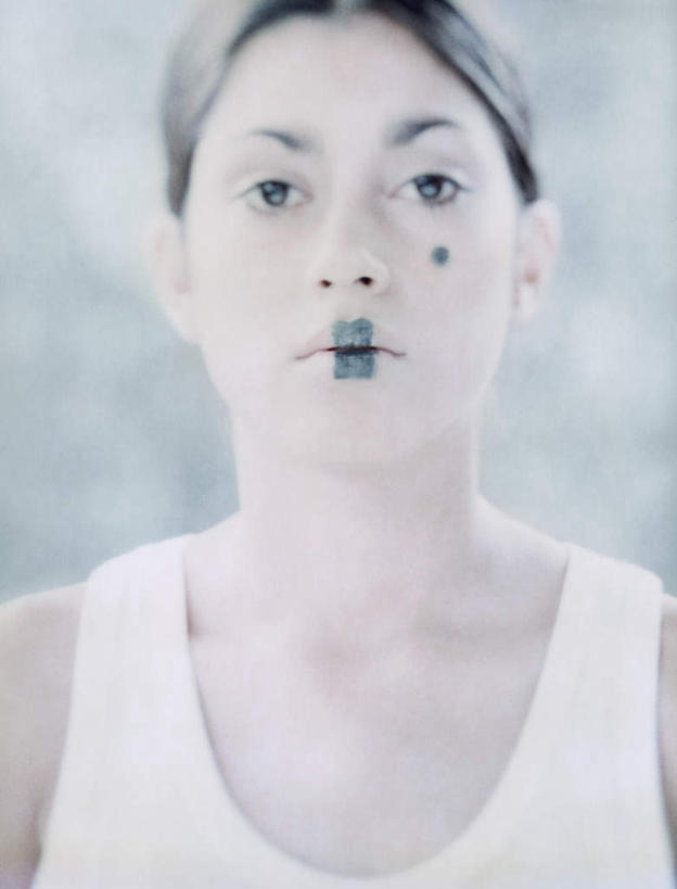 西方人,脸,头,脸颊,头发,一个人,笑,微笑,竖图,室内,特写,白天,正面,裙子,化妆,美容,欧洲,欧洲人,仅一个年轻女性,仅一个女性,仅一个人,花纹,连衣裙,装饰,纹路,纹理,墙,注视,墙壁,墙面,黄色,绿色,白色,彩妆,观察,看,观看,点缀,察看,关注,年轻女性,女人,女性,白种人,头部,脸部,脸蛋,面部,半身,彩图