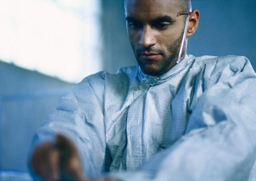 西方人,胡须,一个人,科学家,站,笑,微笑,横图,室内,特写,白天,正面,工作服,制服,实验,窗户,欧洲,欧洲人,仅一个男性,仅一个人,阴影,朦胧,模糊,研究,光线,科学,影子,墙,实验室,研究室,注视,玻璃窗,墙壁,墙面,仅一个年轻男性,白色,阳光,观察,看,站着,观看,科研,察看,操作,关注,化验,检验,研究所,科学研究者,化验室,检验室,工作制服,男人,男性,年轻男性,白种人,胡子,络腮胡,科学工作者,站立,半身,彩图,工作套服