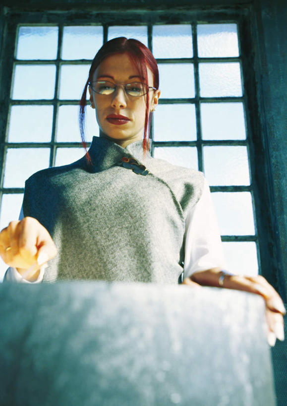 西方人,头发,一个人,科学家,站,举,摸,竖图,室内,白天,仰视,工作服,制服,鼠标,键盘,实验,窗户,欧洲,欧洲人,仅一个年轻女性,仅一个女性,仅一个人,一排,许多,抚摸,阴影,研究,整齐,光线,科学,方格,眼镜,影子,实验室,研究室,注视,输入设备,通讯设备,玻璃窗,排列,黄色,阳光,低头,观察,看,托,站着,观看,科研,察看,队列,关注,化验,通信设备,检验,近视眼镜,研究所,科学研究者,化验室,检验室,工作制服,按键,年轻女性,女人,女性,白种人,科学工作者,触摸,接触,举起,举手,举着,向上举,向上伸,向上托,站立,半身,彩图,低角度拍摄,工作套服