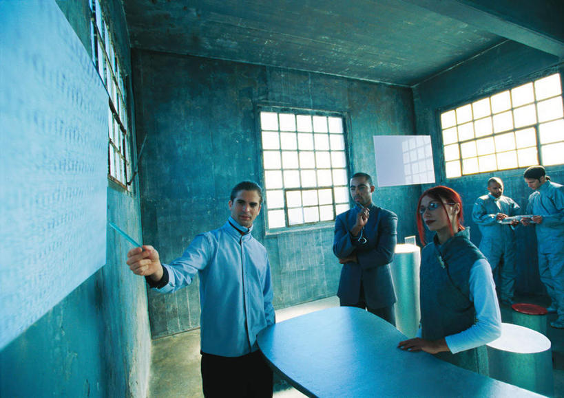 西方人,伙伴,同事,朋友,科学家,站,坐,举,笑,说,微笑,横图,室内,白天,正面,工作服,制服,讨论,友谊,成功,合作,团队,集体,信心,电脑,笔记本电脑,显示器,实验,窗户,欧洲,欧洲人,五个人,一排,许多,指,阴影,研究,整齐,光线,科学,网络,方格,屏幕,影子,墙,实验室,研究室,许多人,注视,方向,通讯设备,显示屏,队伍,玻璃窗,墙壁,墙面,排列,阳光,观察,看,手势,托,站着,转头,一群人,观看,科研,察看,无线,领导,指向,成就,队列,关注,化验,通信设备,无线网络,检验,合伙,领袖,研究所,无线上网,便携式电脑,输出设备,科学研究者,化验室,检验室,工作制服,交流,友情,手提电脑,男人,男性,年轻男性,年轻女性,女人,女性,白种人,科学工作者,沟通,讲话,交谈,举起,举手,举着,商讨,说话,谈话,向上举,向上伸,向上托,站立,坐着,半身,彩图,工作套服