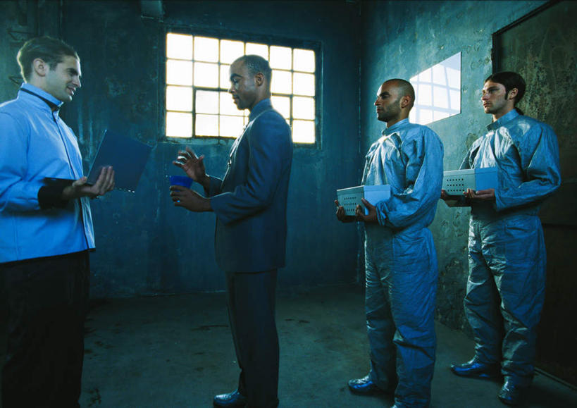 西方人,四个人,伙伴,同事,朋友,科学家,站,捧,笑,说,微笑,露齿笑,横图,室内,白天,侧面,工作服,制服,讨论,友谊,成功,合作,团队,集体,信心,实验,窗户,欧洲,欧洲人,一排,许多,握,阴影,研究,整齐,光线,科学,材料,档案,方格,文件,影子,墙,实验室,研究室,地面,拿,拿着,注视,队伍,玻璃窗,墙壁,墙面,排列,阳光,资料,观察,看,站着,握着,观看,科研,察看,领导,成就,队列,关注,文档,化验,检验,合伙,领袖,研究所,科学研究者,化验室,检验室,工作制服,交流,友情,男人,男性,年轻男性,年轻女性,女人,女性,白种人,科学工作者,端,端着,沟通,讲话,交谈,捧着,商讨,手捧,说话,谈话,站立,半身,彩图,工作套服