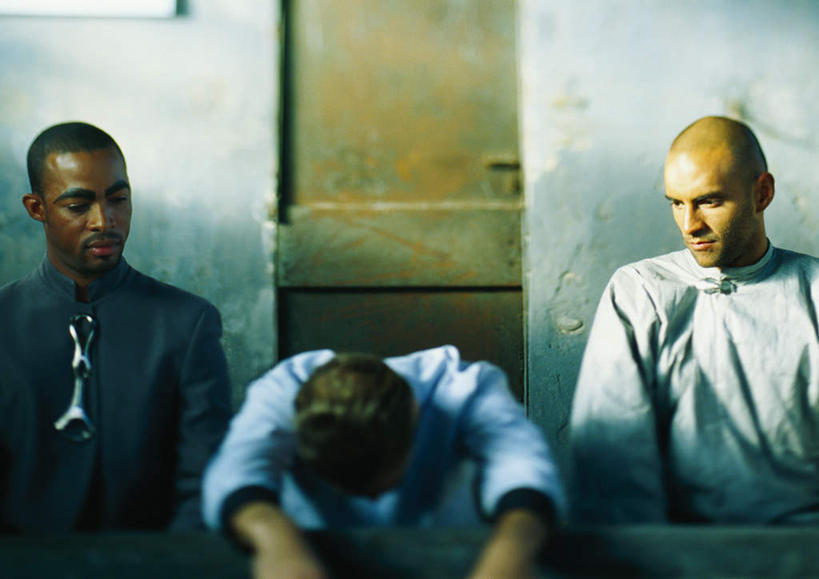 西方人,秃头,三个人,伙伴,同事,朋友,科学家,坐,笑,摸,微笑,露齿笑,横图,室内,白天,正面,工作服,制服,友谊,成功,合作,团队,集体,信心,实验,门,欧洲,欧洲人,一排,撑,抚摸,阴影,研究,整齐,光线,科学,影子,墙,实验室,研究室,注视,队伍,墙壁,墙面,排列,阳光,门框,低头,观察,看,靠,靠着,趴着,倚靠,观看,科研,察看,领导,撑着,倚着,成就,队列,关注,化验,检验,合伙,领袖,研究所,科学研究者,化验室,检验室,工作制服,友情,男人,男性,年轻男性,白种人,光头,无发,科学工作者,触摸,接触,趴,坐着,半身,彩图,工作套服