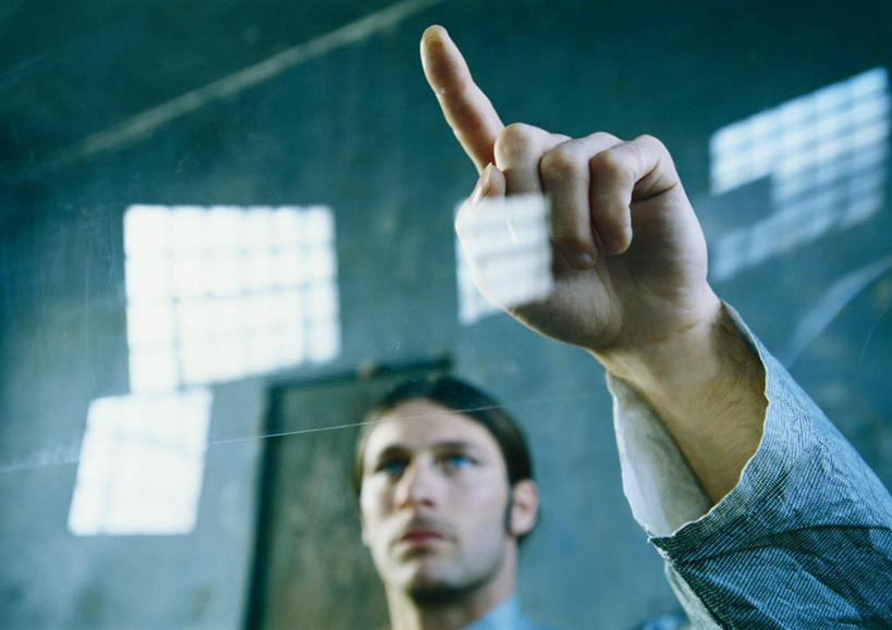 西方人,一个人,科学家,站,举,摸,横图,室内,特写,白天,正面,工作服,制服,显示器,实验,窗户,欧洲,欧洲人,仅一个男性,仅一个人,一排,许多,抚摸,指,阴影,朦胧,模糊,研究,整齐,光线,科学,方格,屏幕,影子,墙,实验室,研究室,注视,方向,显示屏,玻璃窗,墙壁,墙面,排列,仅一个年轻男性,阳光,观察,看,手势,托,站着,观看,察看,指向,队列,关注,化验,检验,研究所,输出设备,科学研究者,化验室,检验室,工作制服,男人,男性,年轻男性,白种人,科学工作者,触摸,接触,举起,举手,举着,抬头,向上举,向上伸,向上托,仰头,站立,半身,彩图,工作套服