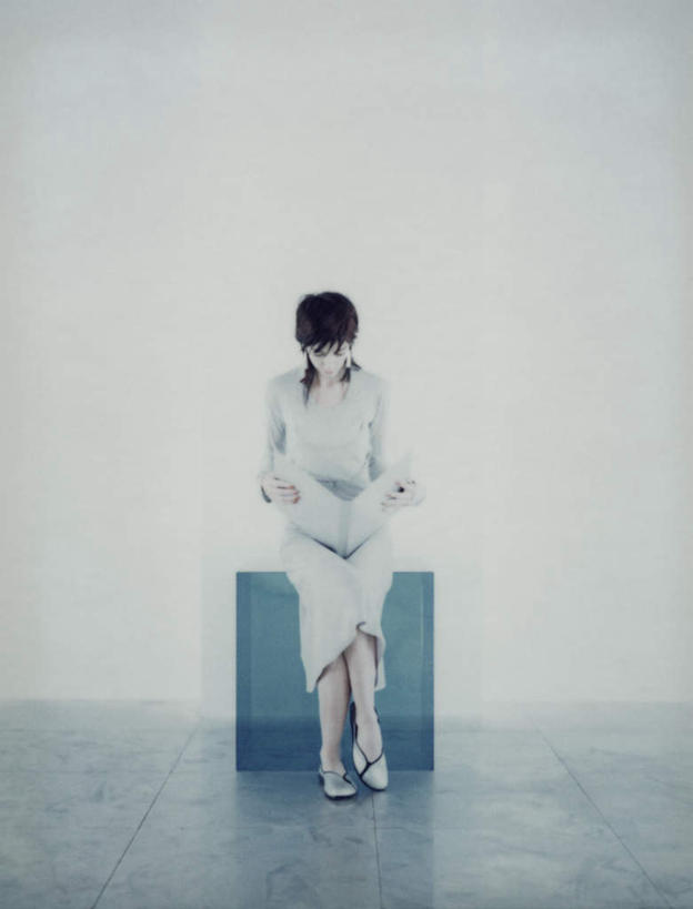 西方人,头发,一个人,坐,捧,笑,微笑,露齿笑,竖图,室内,白天,白色背景,正面,裙子,阅读,植物,报纸,椅子,欧洲,欧洲人,仅一个年轻女性,仅一个女性,仅一个人,一本,一排,握,学习,阴影,连衣裙,整齐,反射,瓷砖,地砖,方块,影子,墙,地面,拿,拿着,墙壁,墙面,树,树木,排列,一个,绿色,白色,黑色,自然,低头,看,浏览,握着,生长,单个,成长,队列,年轻女性,女人,女性,白种人,端,端着,捧着,手捧,坐着,彩图,全身