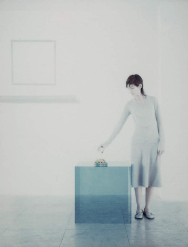 西方人,头发,一个人,站,笑,微笑,露齿笑,竖图,室内,白天,白色背景,正面,裙子,电脑,显示器,鼠标,键盘,书籍,椅子,欧洲,欧洲人,仅一个年轻女性,仅一个女性,仅一个人,一本,一排,阴影,连衣裙,整齐,反射,网络,瓷砖,地砖,方块,影子,墙,地面,注视,输入设备,通讯设备,墙壁,墙面,排列,一个,绿色,白色,黑色,低头,观察,看,站着,台式电脑,伸手,单个,观看,察看,队列,关注,通信设备,输出设备,年轻女性,女人,女性,白种人,书,图书,站立,彩图,全身