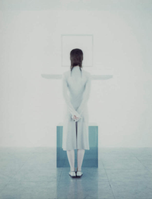 西方人,头发,一个人,站,摸,竖图,室内,白天,白色背景,裙子,电脑,显示器,鼠标,键盘,椅子,欧洲,欧洲人,仅一个年轻女性,仅一个女性,仅一个人,一排,抚摸,阴影,连衣裙,整齐,反射,网络,瓷砖,地砖,方块,影子,墙,地面,输入设备,通讯设备,墙壁,墙面,排列,一个,背面,绿色,白色,黑色,站着,台式电脑,单个,队列,通信设备,输出设备,年轻女性,女人,女性,白种人,触摸,接触,站立,彩图,全身