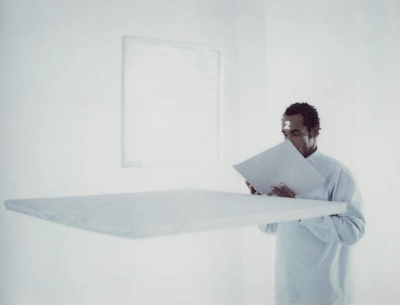 西方人,头发,一个人,站,举,捧,摸,横图,室内,白天,白色背景,侧面,工作服,制服,电脑,显示器,鼠标,键盘,桌面,欧洲,非洲,黑人,欧洲人,仅一个男性,仅一个人,网络,材料,档案,文件,墙,注视,输入设备,通讯设备,墙壁,墙面,仅一个年轻男性,白色,黑色,资料,观察,看,托,站着,台式电脑,观看,察看,关注,文档,通信设备,输出设备,工作制服,男人,男性,年轻男性,非洲人,触摸,端,端着,接触,举起,举手,举着,捧着,手捧,向上举,向上伸,向上托,站立,半身,彩图,工作套服