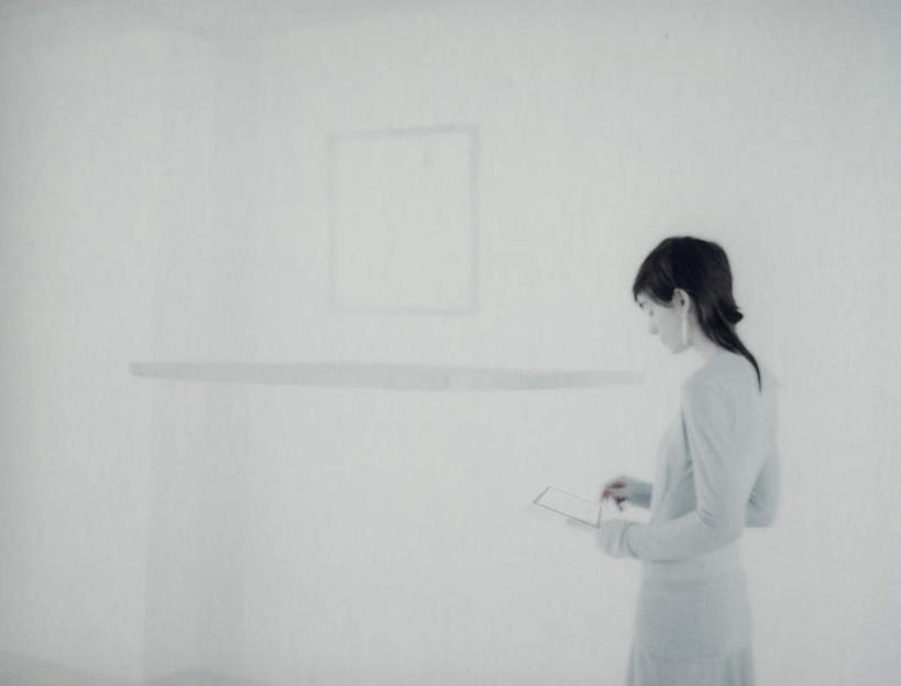 西方人,头发,一个人,站,捧,横图,室内,白天,白色背景,侧面,裙子,电脑,笔记本电脑,显示器,鼠标,键盘,欧洲,欧洲人,仅一个年轻女性,仅一个女性,仅一个人,敲打,握,连衣裙,网络,墙,拿,拿着,输入,输入设备,通讯设备,墙壁,墙面,一个,白色,黑色,打字,低头,站着,台式电脑,握着,单个,点击,敲击,无线,操作,通信设备,无线网络,无线上网,便携式电脑,平板电脑,输出设备,按键,手提电脑,年轻女性,女人,女性,白种人,端,端着,捧着,手捧,站立,半身,彩图