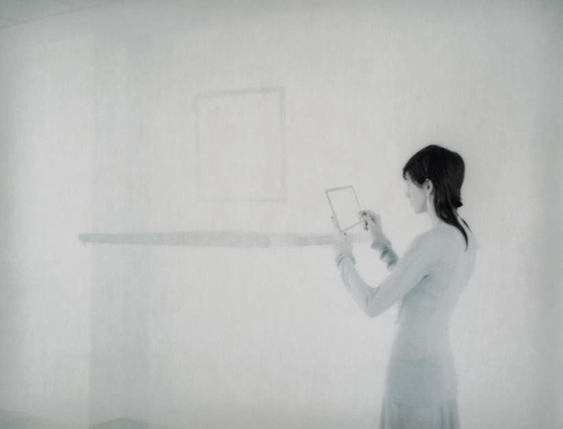 西方人,头发,一个人,站,举,横图,室内,白天,白色背景,侧面,裙子,电脑,笔记本电脑,欧洲,欧洲人,仅一个年轻女性,仅一个女性,仅一个人,敲打,握,连衣裙,网络,墙,拿,拿着,注视,输入,通讯设备,墙壁,墙面,白色,黑色,打字,观察,看,托,站着,握着,观看,点击,一台,敲击,察看,无线,关注,通信设备,无线网络,无线上网,便携式电脑,平板电脑,按键,手提电脑,年轻女性,女人,女性,白种人,举起,举手,举着,向上举,向上伸,向上托,站立,半身,彩图