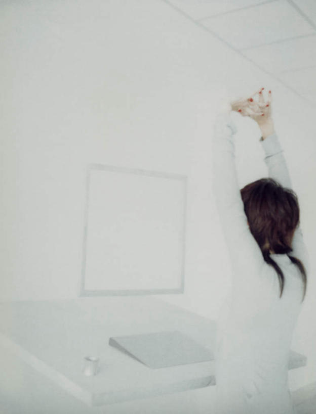 西方人,头发,一个人,坐,举,摸,竖图,室内,白天,白色背景,裙子,电脑,显示器,鼠标,键盘,桌子,欧洲,欧洲人,仅一个年轻女性,仅一个女性,仅一个人,抚摸,伸展,连衣裙,网络,办公桌,墙,输入设备,通讯设备,墙壁,墙面,背面,白色,黑色,靠,靠着,托,倚靠,台式电脑,一台,倚着,通信设备,输出设备,年轻女性,女人,女性,白种人,触摸,接触,举起,举手,举着,向上举,向上伸,向上托,坐着,半身,彩图