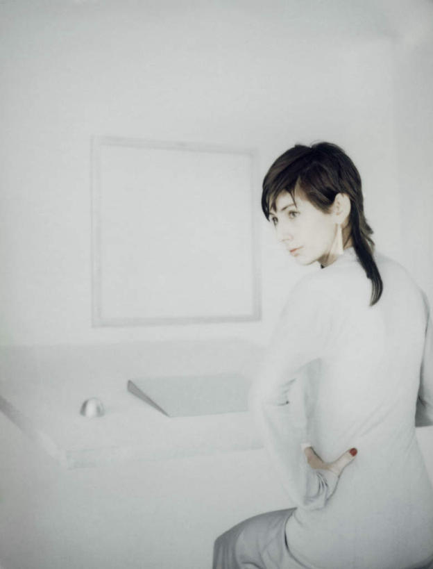 西方人,头发,一个人,坐,笑,摸,微笑,竖图,室内,白天,白色背景,裙子,电脑,显示器,鼠标,键盘,桌子,椅子,欧洲,欧洲人,仅一个年轻女性,仅一个女性,仅一个人,抚摸,连衣裙,网络,办公桌,墙,注视,输入设备,通讯设备,手叉腰,墙壁,墙面,一个,背面,白色,黑色,叉腰,观察,看,转头,台式电脑,单个,观看,察看,双手叉腰,关注,通信设备,输出设备,年轻女性,女人,女性,白种人,触摸,接触,坐着,半身,彩图