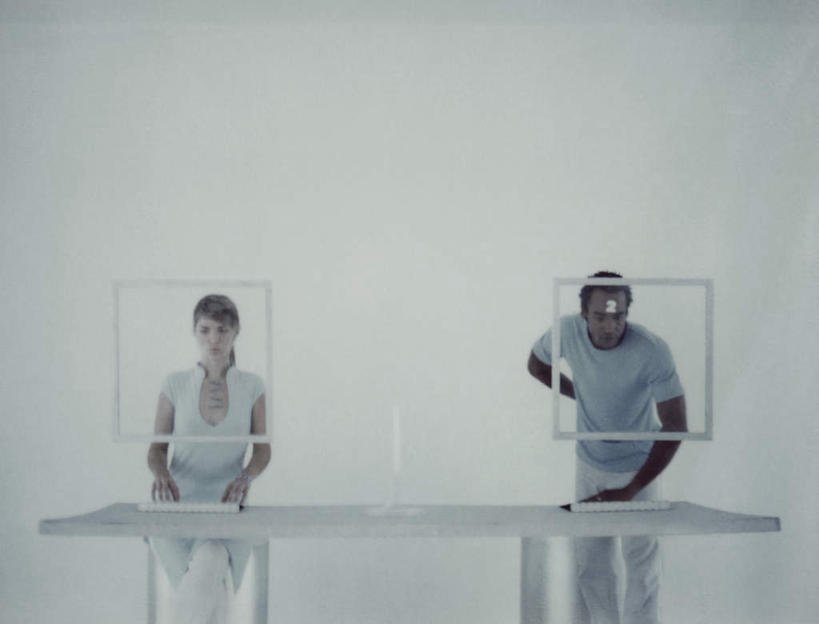 西方人,两个人,伙伴,朋友,坐,笑,摸,微笑,露齿笑,横图,室内,白天,白色背景,正面,友谊,电脑,显示器,鼠标,键盘,桌子,欧洲,黑人,欧洲人,撑,抚摸,敲打,服装,网络,办公桌,墙,注视,休闲装,输入,输入设备,通讯设备,手叉腰,墙壁,墙面,衣服,叉腰,打字,观察,看,休闲,休闲服,台式电脑,服饰,观看,点击,敲击,察看,撑着,关注,通信设备,输出设备,友情,按键,男人,男性,年轻男性,年轻女性,女人,女性,白种人,触摸,接触,坐着,半身,彩图