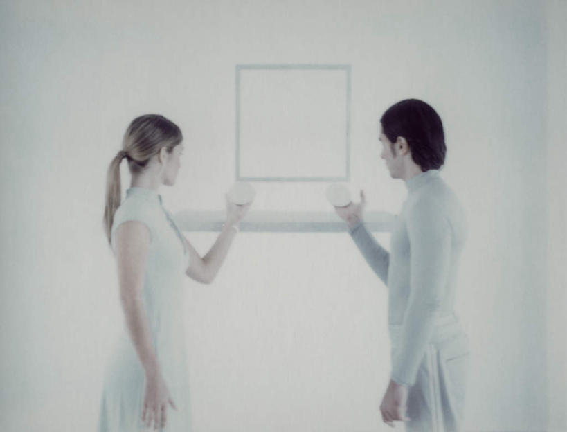 西方人,两个人,伙伴,朋友,站,举,笑,摸,微笑,露齿笑,横图,室内,白天,白色背景,侧面,友谊,电脑,显示器,鼠标,键盘,欧洲,欧洲人,服装,网络,墙,注视,休闲装,输入设备,通讯设备,相视,墙壁,墙面,衣服,观察,看,托,站着,休闲,面对面,休闲服,台式电脑,服饰,观看,对视,察看,关注,通信设备,相对,输出设备,相看,友情,男人,男性,年轻男性,年轻女性,女人,女性,白种人,触摸,接触,举起,举手,举着,向上举,向上伸,向上托,站立,半身,彩图,五指张开