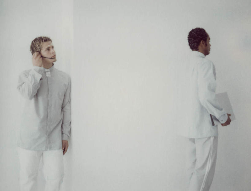 西方人,两个人,伙伴,朋友,站,举,捧,打电话,横图,室内,白天,白色背景,正面,工作服,制服,友谊,电话,手机,欧洲,黑人,欧洲人,握,材料,档案,文件,墙,拿,听,拿着,注视,通讯设备,墙壁,墙面,耳机,耳麦,资料,观察,看,靠,靠着,托,倚靠,站着,握着,观看,察看,麦克风,倚着,关注,文档,工作制服,交流,友情,男人,男性,年轻男性,白种人,端,端着,沟通,举起,举手,举着,捧着,手捧,抬头,通话,向上举,向上伸,向上托,仰头,站立,半身,彩图,工作套服