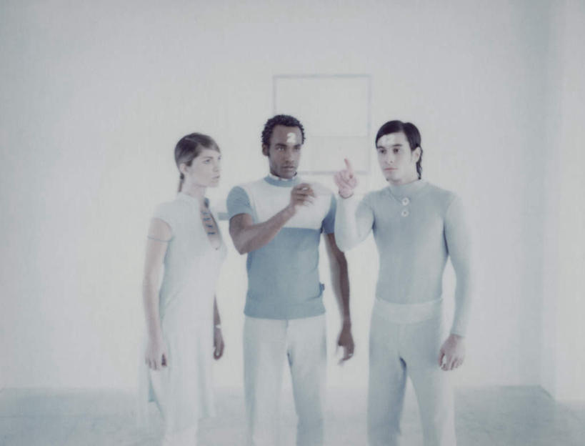 西方人,头发,四个人,伙伴,同事,朋友,兽医,站,举,摸,横图,室内,白天,白色背景,正面,友谊,成功,合作,团队,集体,信心,电脑,显示器,鼠标,键盘,欧洲,黑人,欧洲人,一排,抚摸,敲打,服装,整齐,网络,墙,休闲装,输入,输入设备,通讯设备,队伍,墙壁,墙面,排列,衣服,黑色,打字,托,站着,休闲,休闲服,台式电脑,服饰,点击,敲击,领导,成就,队列,通信设备,合伙,领袖,输出设备,友情,按键,男人,男性,年轻男性,年轻女性,女人,女性,白种人,兽医师,触摸,接触,举起,举手,举着,向上举,向上伸,向上托,站立,半身,彩图