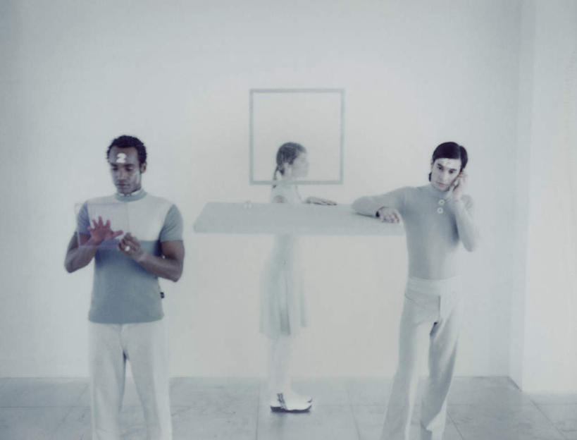 西方人,四个人,伙伴,同事,朋友,站,举,笑,打电话,微笑,露齿笑,横图,室内,白天,白色背景,正面,友谊,成功,合作,团队,集体,信心,电脑,显示器,鼠标,键盘,电话,手机,欧洲,黑人,欧洲人,撑,服装,网络,墙,听,注视,休闲装,输入设备,通讯设备,队伍,墙壁,墙面,一个,衣服,观察,看,靠,靠着,托,倚靠,站着,休闲,休闲服,台式电脑,服饰,单个,观看,察看,领导,撑着,倚着,成就,关注,通信设备,合伙,领袖,输出设备,交流,友情,男人,男性,年轻男性,年轻女性,女人,女性,白种人,沟通,举起,举手,举着,通话,向上举,向上伸,向上托,站立,半身,彩图,五指张开