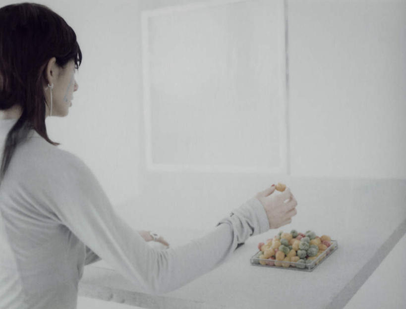 点心,西方人,一个人,坐,摸,横图,彩色,室内,白天,白色背景,电脑,显示器,鼠标,键盘,桌子,欧洲,欧洲人,仅一个年轻女性,仅一个女性,仅一个人,一堆,许多,抚摸,握,堆叠,堆积,网络,办公桌,墙,食品,甜点,甜品,拿,拿着,注视,输入设备,通讯设备,墙壁,墙面,食物,糕点,背面,甜食,观察,看,台式电脑,握着,观看,堆,察看,关注,通信设备,输出设备,年轻女性,女人,女性,白种人,触摸,接触,坐着,半身,彩图