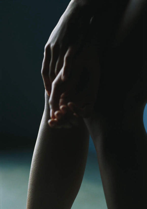 西方人,手,腿部,腿,一个人,坐,摸,竖图,室内,特写,白天,侧面,性感,欧洲,欧洲人,仅一个年轻女性,仅一个女性,仅一个人,抚摸,阴影,蓝色背景,光线,影子,灯光,黄色,手部,美女,诱惑,摄影,影棚,皮肤,尤物,年轻女性,女人,女性,白种人,触摸,接触,坐着,半身,彩图,影棚拍摄,拍摄,美人