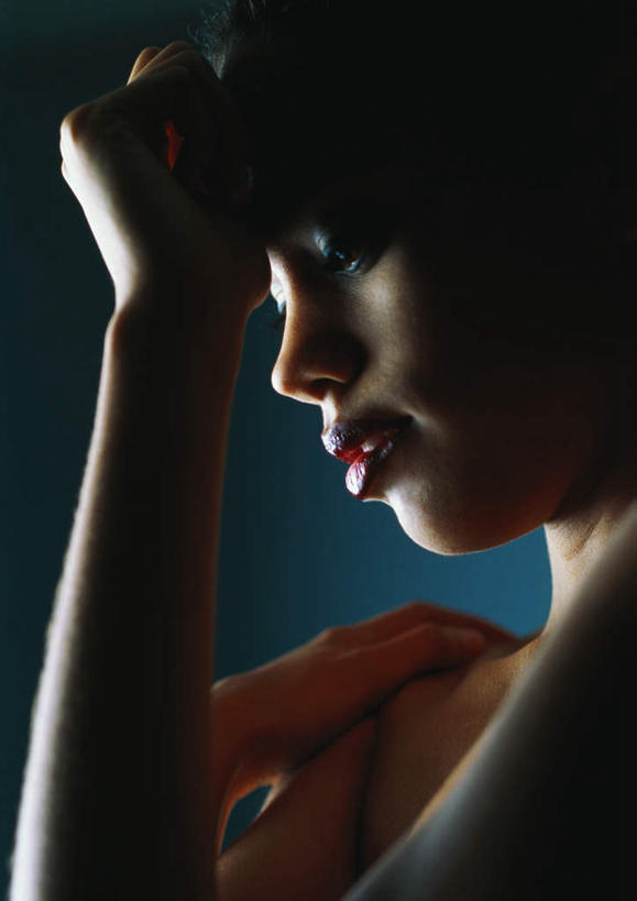 西方人,脸,头,嘴,脸颊,手,一个人,举,摸,竖图,室内,特写,白天,侧面,性感,欧洲,欧洲人,仅一个年轻女性,仅一个女性,仅一个人,撑,抚摸,阴影,蓝色背景,光线,影子,灯光,注视,黄色,红色,低头,观察,看,托,手部,美女,诱惑,摄影,影棚,观看,皮肤,察看,撑着,关注,尤物,年轻女性,女人,女性,白种人,头部,口,口腔,脸部,脸蛋,面部,嘴巴,嘴唇,触摸,接触,举起,举手,举着,向上举,向上伸,向上托,半身,彩图,影棚拍摄,拍摄,美人