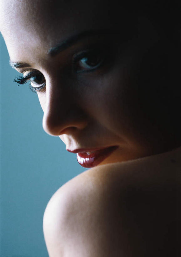 西方人,脸,头,脸颊,一个人,笑,微笑,竖图,室内,特写,白天,性感,欧洲,欧洲人,仅一个年轻女性,仅一个女性,仅一个人,阴影,蓝色背景,光线,影子,灯光,注视,肩膀,背面,黄色,观察,看,转头,美女,诱惑,摄影,影棚,观看,皮肤,察看,关注,尤物,年轻女性,女人,女性,白种人,头部,脸部,脸蛋,面部,半身,彩图,影棚拍摄,拍摄,美人