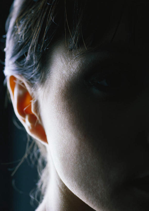 西方人,脸,头,耳朵,脸颊,头发,一个人,竖图,室内,特写,白天,正面,性感,欧洲,欧洲人,仅一个年轻女性,仅一个女性,仅一个人,阴影,蓝色背景,光线,影子,灯光,黄色,美女,诱惑,摄影,影棚,皮肤,尤物,年轻女性,女人,女性,白种人,头部,耳,耳部,脸部,脸蛋,面部,半身,彩图,影棚拍摄,拍摄,美人