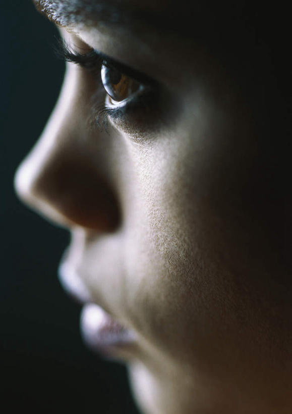 西方人,脸,头,眼睛,脸颊,眉毛,睫毛,一个人,竖图,室内,特写,白天,侧面,性感,欧洲,欧洲人,瞳孔,仅一个年轻女性,仅一个女性,仅一个人,阴影,蓝色背景,光线,影子,灯光,注视,黄色,观察,看,美女,诱惑,眼部,摄影,影棚,观看,皮肤,察看,关注,尤物,年轻女性,女人,女性,白种人,头部,睫,脸部,脸蛋,眉,面部,眼,眼睫毛,眼眉,半身,彩图,影棚拍摄,拍摄,眼眉毛,美人