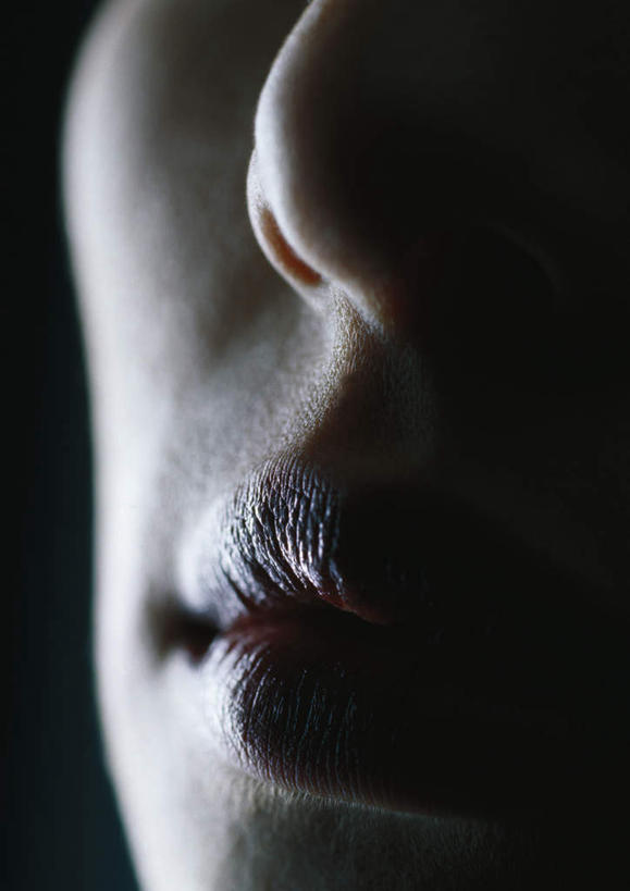 西方人,脸,头,鼻子,嘴,脸颊,一个人,竖图,室内,特写,白天,正面,性感,欧洲,欧洲人,仅一个年轻女性,仅一个女性,仅一个人,阴影,蓝色背景,朦胧,模糊,光线,影子,灯光,黄色,美女,诱惑,摄影,影棚,皮肤,尤物,年轻女性,女人,女性,白种人,头部,鼻,鼻孔,口,口腔,脸部,脸蛋,面部,嘴巴,嘴唇,半身,彩图,影棚拍摄,拍摄,美人