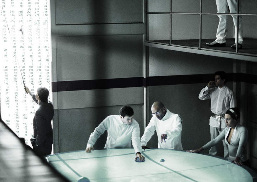 西方人,伙伴,同事,朋友,商务人士,商务女性,办公室,栏杆,站,举,摸,说,打电话,横图,俯视,室内,白天,讨论,友谊,成功,合作,团队,集体,信心,显示器,桌子,电话,手机,欧洲,欧洲人,一张,撑,抚摸,指,套装,开会,会议,标志,瓷砖,地砖,屏幕,文字,字符,字母,办公桌,墙,围栏,地面,许多人,听,注视,方向,通讯设备,标识,显示屏,队伍,护栏,墙壁,墙面,低头,观察,看,手势,托,站着,一群人,观看,察看,领导,撑着,指向,成就,关注,商务装,合伙,领袖,工薪阶层,输出设备,单手抄兜,单手放兜,交流,友情,男人,男性,年轻男性,年轻女性,女人,女性,白种人,白领,上班族,插兜,触摸,沟通,讲话,交谈,接触,举起,举手,举着,商讨,手插兜,手放口袋,说话,谈话,通话,向上举,向上伸,向上托,站立,半身,彩图,高角度拍摄,手抄兜