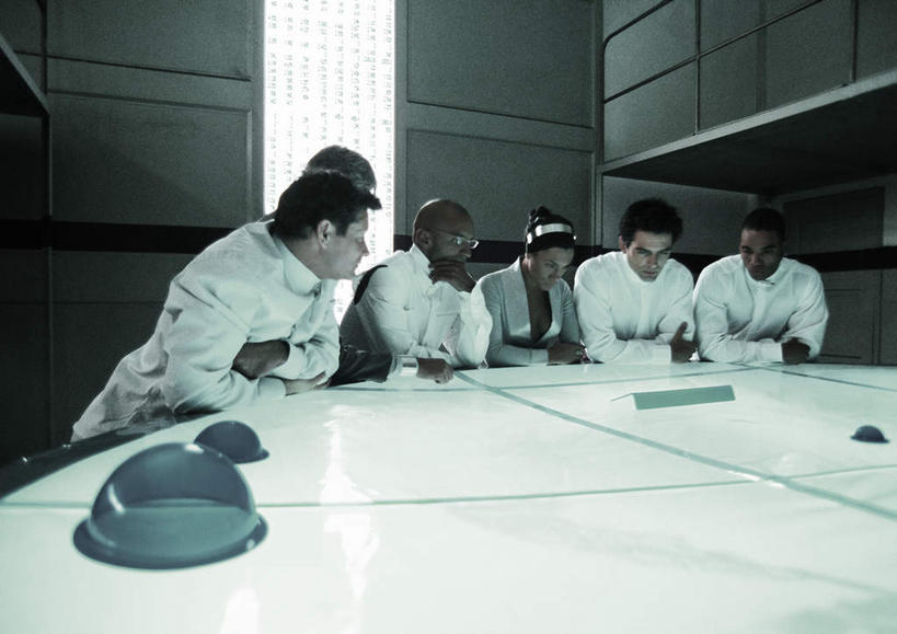 西方人,头发,伙伴,同事,朋友,商务人士,商务女性,办公室,栏杆,站,摸,说,横图,室内,白天,正面,讨论,友谊,成功,合作,团队,集体,信心,显示器,桌子,欧洲,欧洲人,一排,一张,撑,抚摸,套装,开会,整齐,会议,屏幕,办公桌,墙,围栏,许多人,托腮,注视,显示屏,队伍,护栏,墙壁,墙面,排列,黑色,低头,观察,看,托,站着,一群人,观看,察看,领导,撑着,成就,队列,关注,托下巴,商务装,合伙,领袖,工薪阶层,输出设备,交流,友情,男人,男性,年轻男性,年轻女性,女人,女性,白种人,白领,上班族,触摸,沟通,讲话,交谈,接触,商讨,说话,谈话,站立,半身,彩图