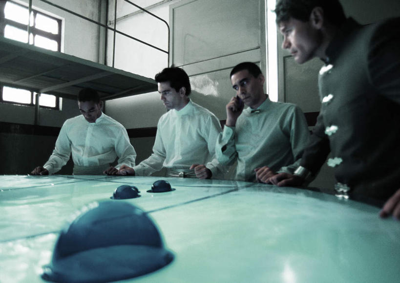 西方人,伙伴,同事,朋友,商务人士,商务女性,办公室,栏杆,站,举,说,打电话,横图,室内,白天,正面,讨论,友谊,成功,合作,团队,集体,信心,桌子,电话,手机,欧洲,欧洲人,一排,握,阴影,套装,开会,整齐,会议,光线,影子,办公桌,墙,围栏,许多人,拿,听,拿着,注视,通讯设备,队伍,护栏,墙壁,墙面,排列,阳光,观察,看,托,站着,一群人,握着,观看,察看,领导,成就,队列,关注,商务装,合伙,领袖,工薪阶层,一部,交流,友情,男人,男性,年轻男性,年轻女性,女人,女性,白种人,白领,上班族,沟通,讲话,交谈,举起,举手,举着,商讨,说话,谈话,通话,向上举,向上伸,向上托,站立,半身,彩图