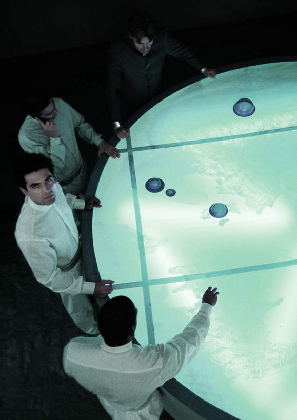 西方人,四个人,伙伴,同事,朋友,商务人士,商务女性,办公室,站,举,摸,说,竖图,俯视,室内,白天,讨论,友谊,成功,合作,团队,集体,信心,桌子,欧洲,欧洲人,一排,一张,抚摸,指,阴影,套装,开会,整齐,会议,反射,影子,办公桌,墙,灯光,注视,方向,队伍,墙壁,墙面,排列,观察,看,手势,托,站着,观看,察看,领导,指向,成就,队列,关注,商务装,合伙,领袖,工薪阶层,交流,友情,男人,男性,年轻男性,年轻女性,女人,女性,白种人,白领,上班族,触摸,沟通,讲话,交谈,接触,举起,举手,举着,商讨,说话,抬头,谈话,向上举,向上伸,向上托,仰头,站立,半身,彩图,高角度拍摄