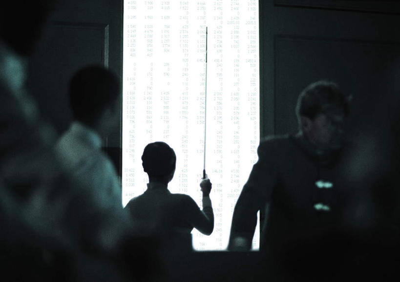 西方人,背部,四个人,伙伴,同事,朋友,商务人士,商务女性,办公室,站,举,笑,摸,微笑,横图,室内,白天,正面,友谊,成功,合作,团队,集体,信心,显示器,欧洲,欧洲人,撑,抚摸,敲打,握,套装,开会,朦胧,模糊,会议,笔,屏幕,墙,手写笔,背光,拿,拿着,注视,输入,显示屏,队伍,墙壁,墙面,白色,打字,观察,看,托,站着,握着,观看,点击,敲击,察看,领导,撑着,成就,关注,商务装,合伙,领袖,逆光,触控笔,工薪阶层,输出设备,触摸笔,触屏笔,电容屏笔,电容屏手写笔,友情,按键,男人,男性,年轻男性,年轻女性,女人,女性,白种人,白领,上班族,触摸,接触,举起,举手,举着,向上举,向上伸,向上托,站立,半身,彩图