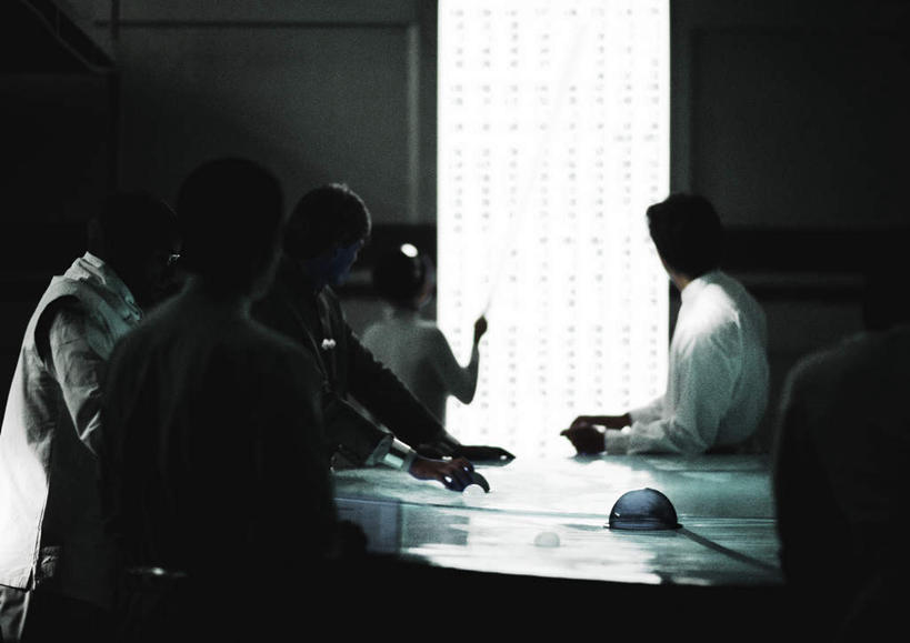 西方人,四个人,伙伴,同事,朋友,商务人士,商务女性,办公室,站,举,笑,摸,微笑,横图,室内,白天,友谊,成功,合作,团队,集体,信心,显示器,欧洲,欧洲人,撑,抚摸,敲打,握,套装,开会,会议,笔,屏幕,墙,手写笔,拿,拿着,注视,输入,显示屏,队伍,墙壁,墙面,背面,白色,打字,观察,看,托,站着,握着,观看,点击,敲击,察看,领导,撑着,成就,关注,商务装,合伙,领袖,触控笔,工薪阶层,输出设备,触摸笔,触屏笔,电容屏笔,电容屏手写笔,友情,按键,男人,男性,年轻男性,年轻女性,女人,女性,白种人,白领,上班族,触摸,接触,举起,举手,举着,向上举,向上伸,向上托,站立,半身,彩图