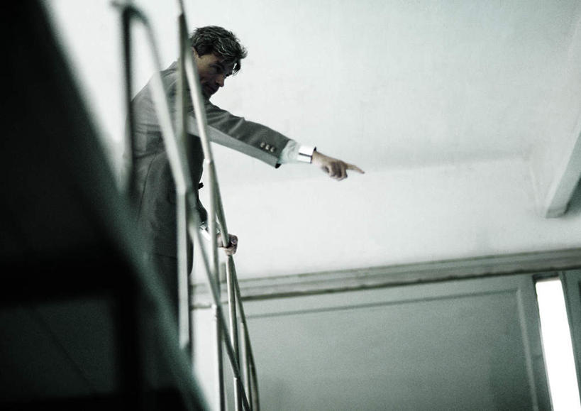 西方人,头发,一个人,商务人士,商务男性,办公室,栏杆,站,摸,横图,室内,白天,仰视,衬衫,欧洲,欧洲人,仅一个男性,仅一个人,撑,抚摸,指,阴影,套装,反射,影子,墙,围栏,注视,方向,护栏,墙壁,墙面,仅一个年轻男性,黄色,观察,看,手势,站着,观看,察看,撑着,指向,关注,商务装,工薪阶层,男人,男性,年轻男性,白种人,白领,上班族,触摸,接触,站立,半身,彩图,低角度拍摄,衬衣