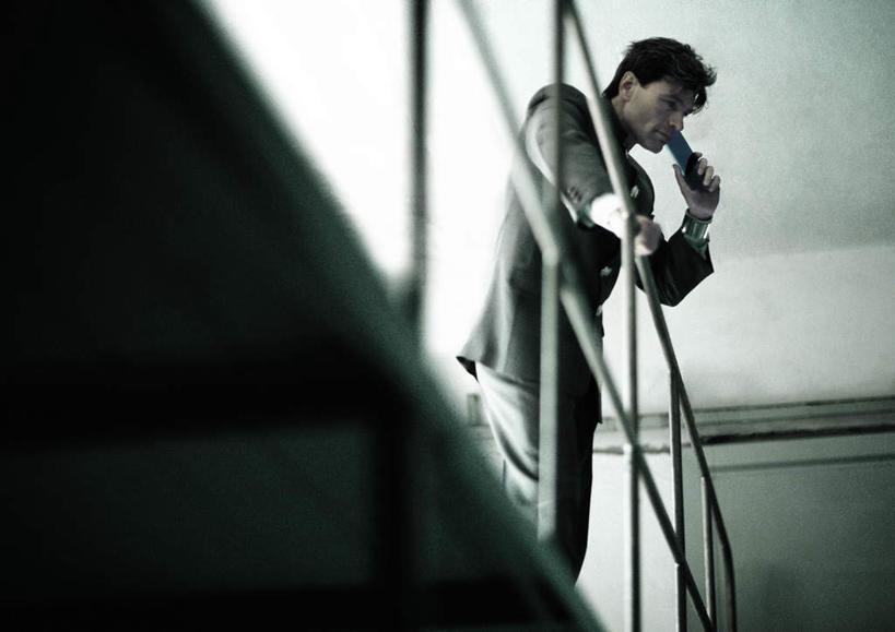 西方人,头发,一个人,商务人士,商务男性,办公室,栏杆,站,摸,打电话,横图,室内,白天,仰视,衬衫,电话,手机,欧洲,欧洲人,仅一个男性,仅一个人,撑,抚摸,指,阴影,套装,反射,影子,墙,围栏,注视,方向,通讯设备,护栏,墙壁,墙面,仅一个年轻男性,黄色,观察,看,手势,站着,观看,察看,撑着,指向,关注,商务装,工薪阶层,交流,男人,男性,年轻男性,白种人,白领,上班族,触摸,沟通,接触,通话,站立,半身,彩图,低角度拍摄,衬衣